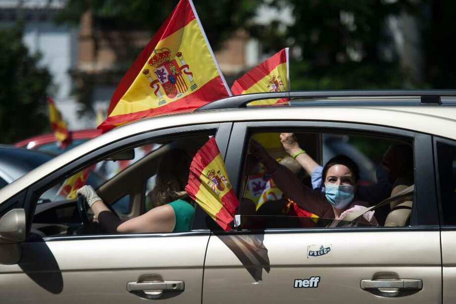 Miembros de Vox, partido ultraderechista español, salieron a las calles de Madrid en carros a protestar contra el Gobierno de Pedro Sánchez. / AFP