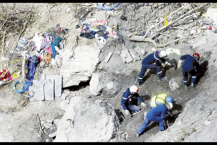 Búsqueda de la segunda caja negra y los restos de los cuerpos de 150 personas en los Alpes franceses. / EFE