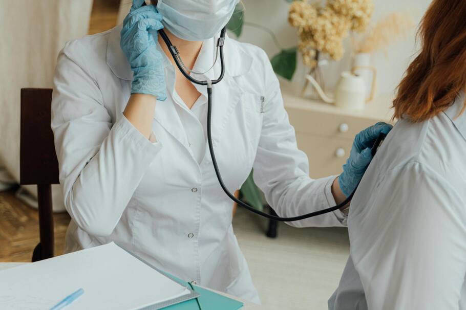 Aunque tiene más de 30 años de trayectoria en la actuación, ahora la artista trabaja cuidando a pacientes de la tercera edad.