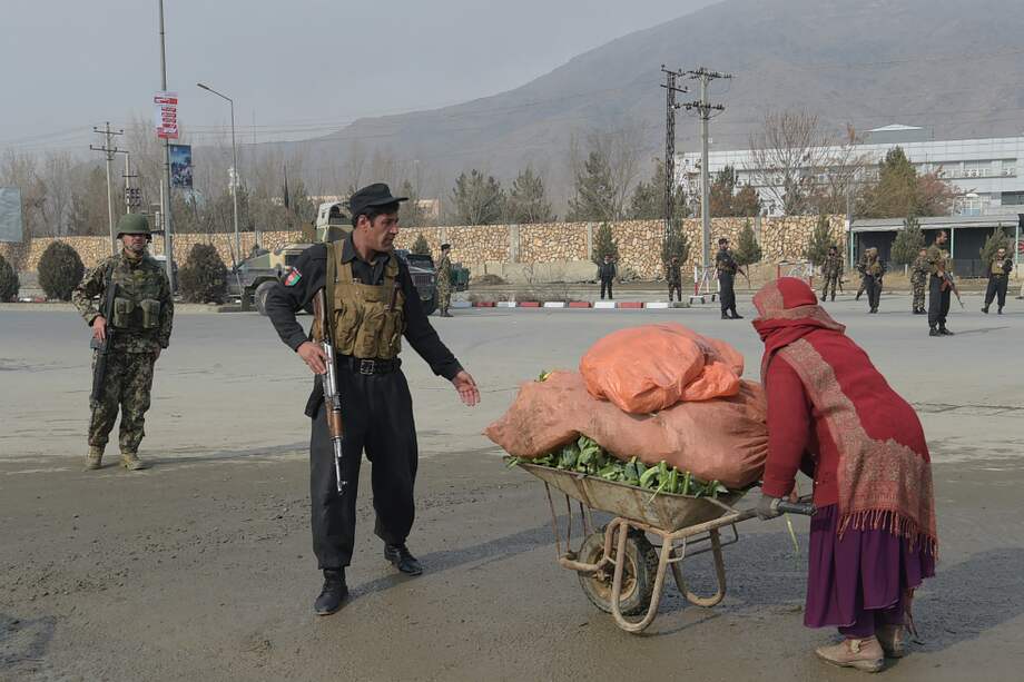 Un soldado afgano de guardia mientras se desarrollaba un ataque, adjudicado a Estado Islámico, a una base militar en Kabul.