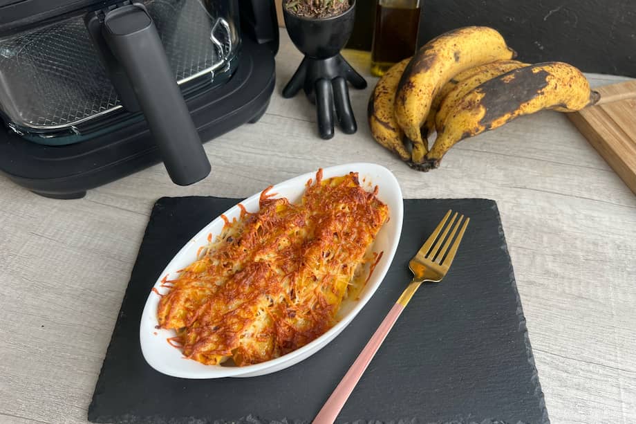 Esta lasaña de plátano maduro con pollo es una buena alternativa para el almuerzo o la cena.