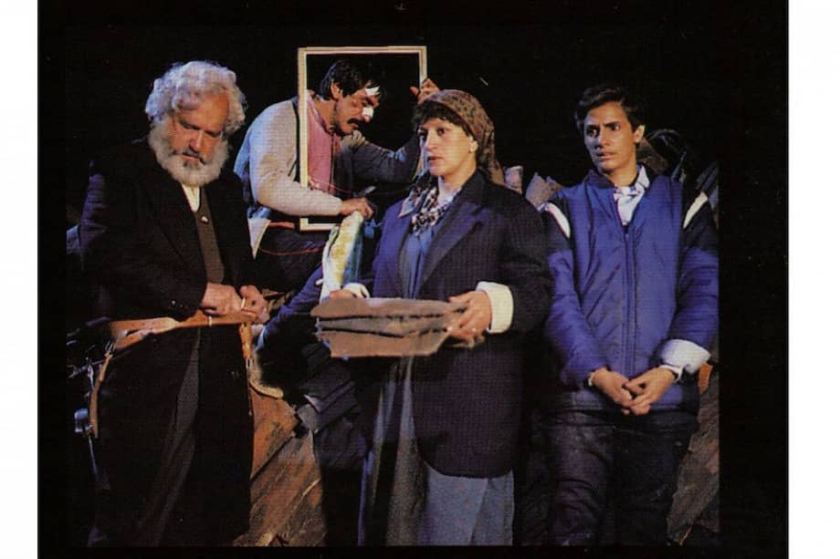 Fotograma de "La estrategia del caracol" (1993). Director: Sergio Cabrera. En la imagen: Jacinto (Fausto Cabrera), “Perro” Romero (Frank Ramírez), Doña Elulalia (Vicky Hernández) y Gabriel (Florina Lemaitre) / Foto: Archivo Producción La estrategia del caracol.