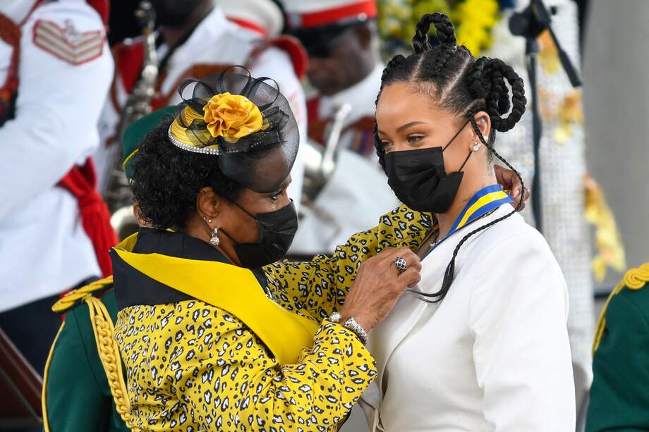 Rihanna recibe el título de Héroe Nacional de Barbados por parte de la Presidenta Dame Sandra Mason durante la ceremonia de Honores Nacionales y el Desfile del Día de la Independencia en el Golden Square Freedom Park en Bridgetown, Barbados.