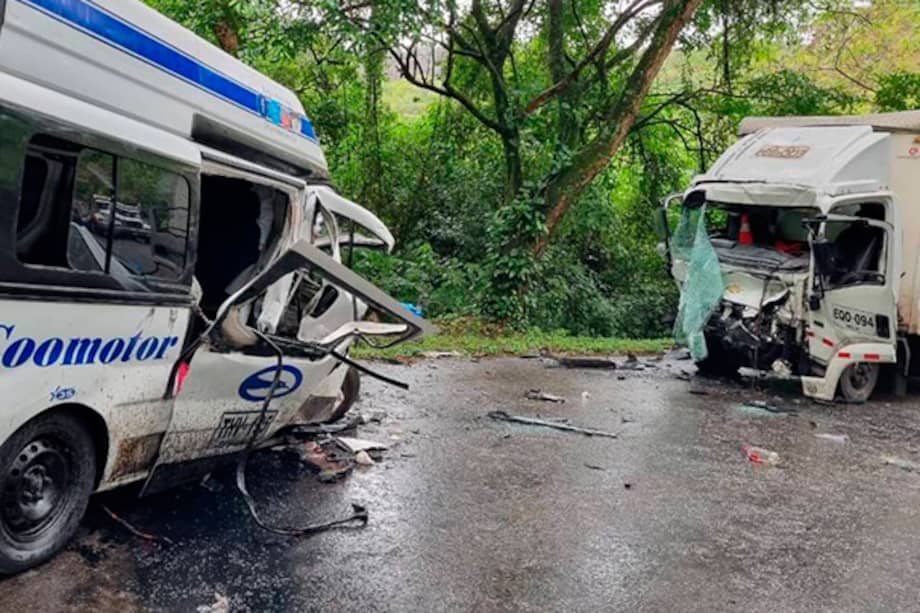 El colectivo de la empresa Coomotor chocó de frente contra un camión que transportaba víveres y alimentos.