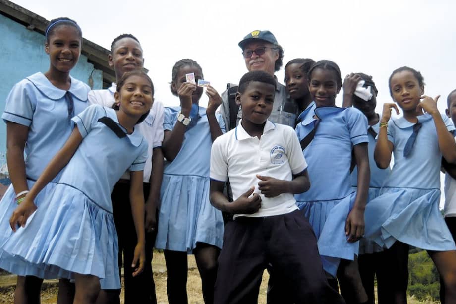 Fabio Jurado con algunos de los estudiantes con los que ha trabajado en el tema de compre. Foto: Archivo personal
