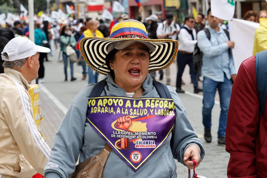 La reforma promovida por el Gobierno Nacional, incluía disposiciones para mejorar las condiciones laborales de las mujeres y de la población LGBTIQ+, garantizando la reducción de la discriminación por maternidad, identidad de género y orientación sexual.