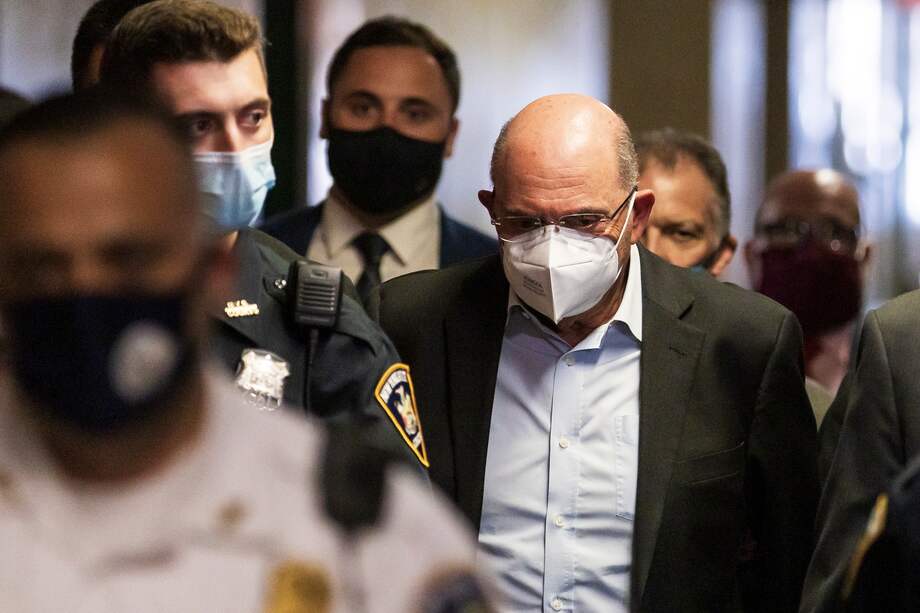 Fotografía de archivo fechada el 01 julio de 2021 de Allen Weisselberg (C) llegando a una audiencia en Nueva York (EE. UU). Allen Weisselberg, el exdirector financiero de la Organización Trump, se declaró este jueves culpable por haber conspirado durante años con la empresa en una trama de fraude fiscal.