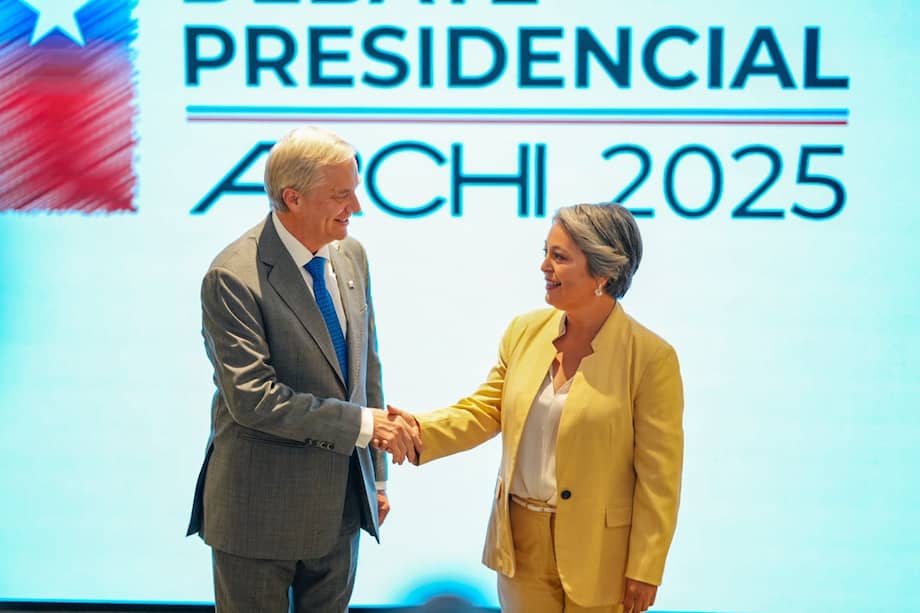 Fotografía cedida por el Comando Kast que muestra a los candidatos a la Presidencia de Chile, Jose Antonio Kast y Jeannette Jara, durante el debate ARCHI 2025, en Santiago (Chile).