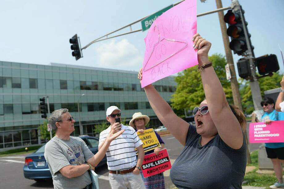 Los ciudadanos de Misuri a favor y en contra del aborto en el estado se enfrentan en la calles. / AFP