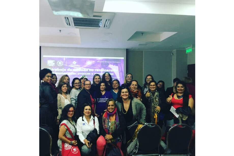 En el foro "El trabajo de cuidado no remunerado y remunerado: avances y perspectivas", cuyas asistentes están en la foto, participaron diferentes organizaciones sindicales y no gubernamentales, activistas feministas y académicas de Argentina, Colombia y España. / Cortesía