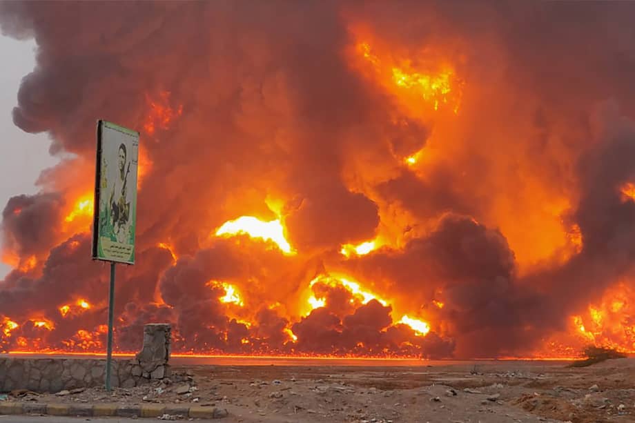Una captura de pantalla tomada de un video publicado por el centro de medios hutíes muestra fuego y humo elevándose tras los ataques aéreos israelíes en la ciudad portuaria de Hodeida, Yemen.