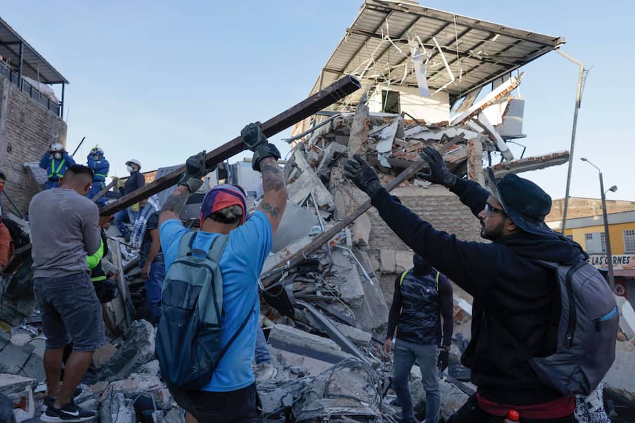 Edificios y casas afectadas este martes, en Pereira (Colombia), tras el terremoto de magnitud 7,4 que sacudió al país.