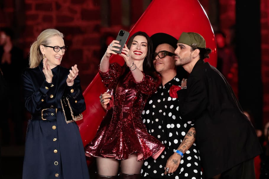 MEX8532. CIUDAD DE MÉXICO (MÉXICO), 30/03/2026.- Las actrices estadounidenses Meryl Streep (i) y Anne Hathaway (c) se toman una fotografía durante una pasarela este lunes, en el Museo Anahuacalli, en Ciudad de México (México). Streep y Hathaway deslumbraron en una pasarela en Ciudad de México, la primera de seis metrópolis que visitarán en diferentes partes del mundo, para presentar el estreno de la segunda parte de 'The Devil Wears Prada' ('El diablo viste de Prada’). EFE/José Méndez