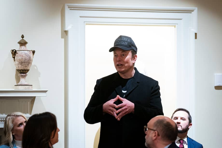 El empresario estadounidense y asesor principal del presidente estadounidense Elon Musk asiste a una reunión del gabinete en la Casa Blanca