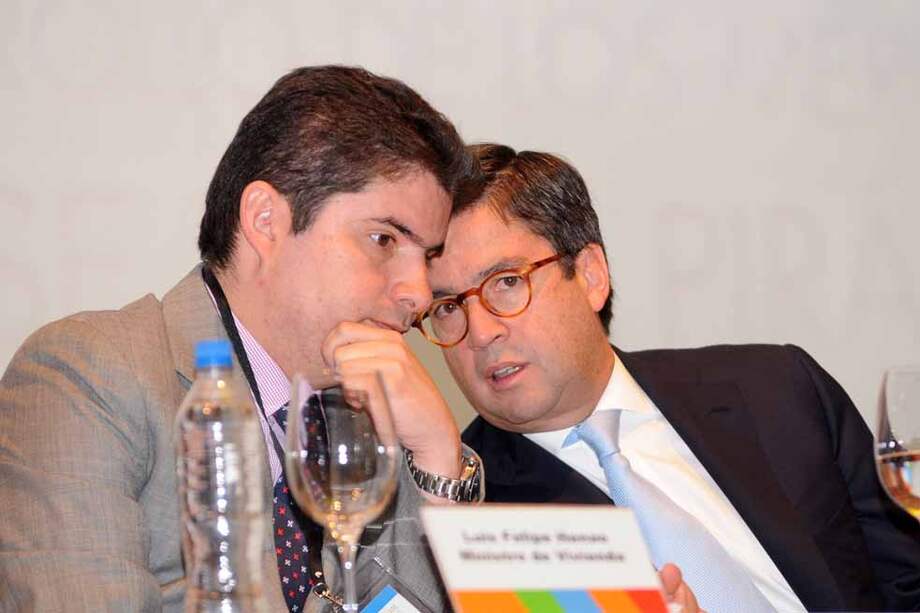 El ministro de Vivienda, Luis Felipe Henao (izq.), junto al presidente del BID, Luis Alberto Moreno. / Luis Benavides