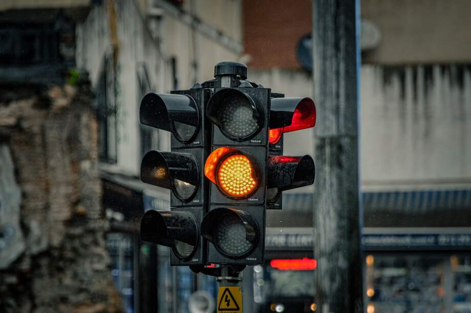 El amarillo fijo y el intermitente cumplen funciones diferentes dentro del control del tránsito.