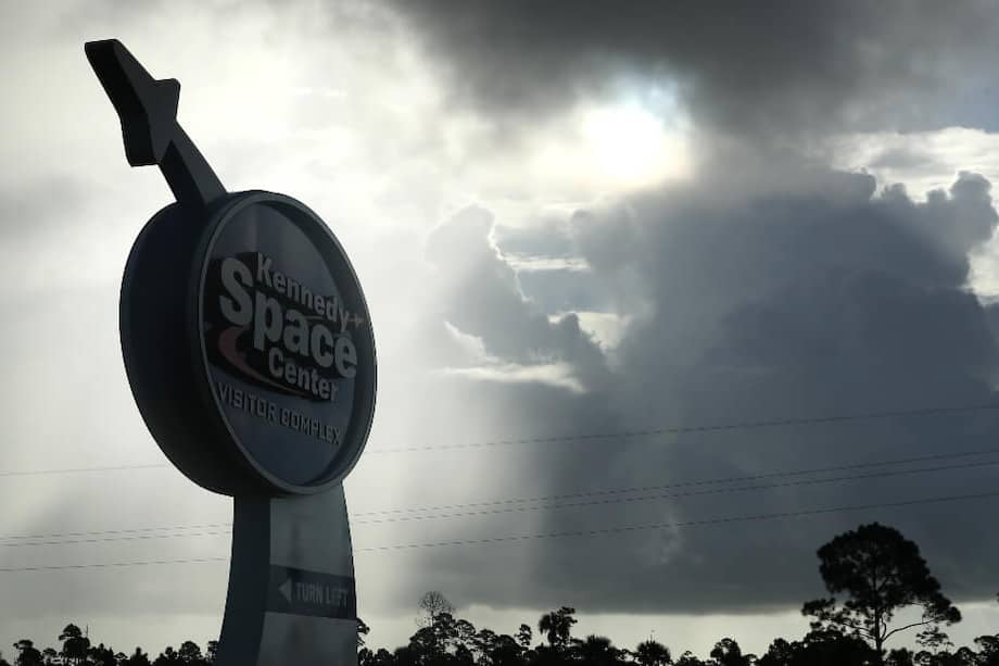 El huracán Dorian sigue fortaleciéndose en su camino a Bahamas y Florida. / AFP