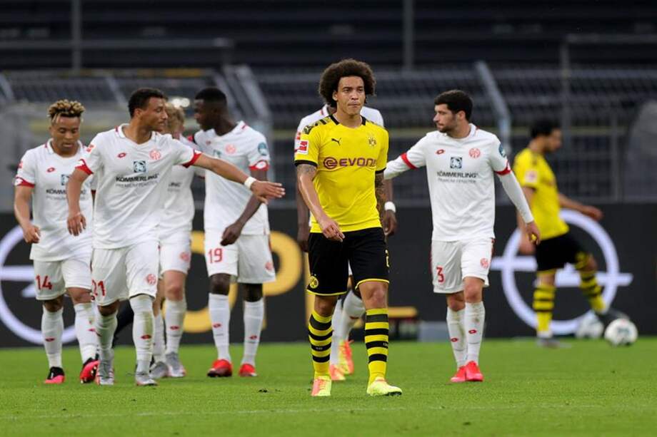 Axel Witsel, volante de Borussia Dortmund, lamentándose por el primer gol del Mainz en la derrota de su equipo por 2-0.