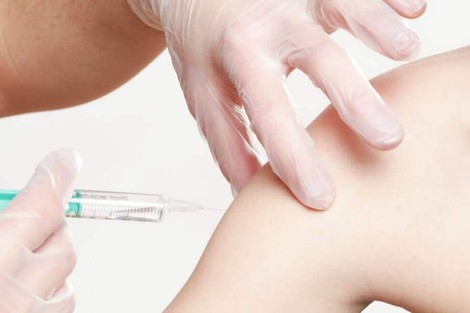 Dentro de las indicaciones que se han emitido a los diferentes entes territoriales de salud se estableció la coordinación de citas previas para asistir a los puntos de vacunación o para realizarla en el domicilio. / Pixabay