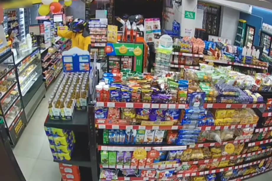 Los ladrones ingresaron con cascos de moto para evitar ser identificados.