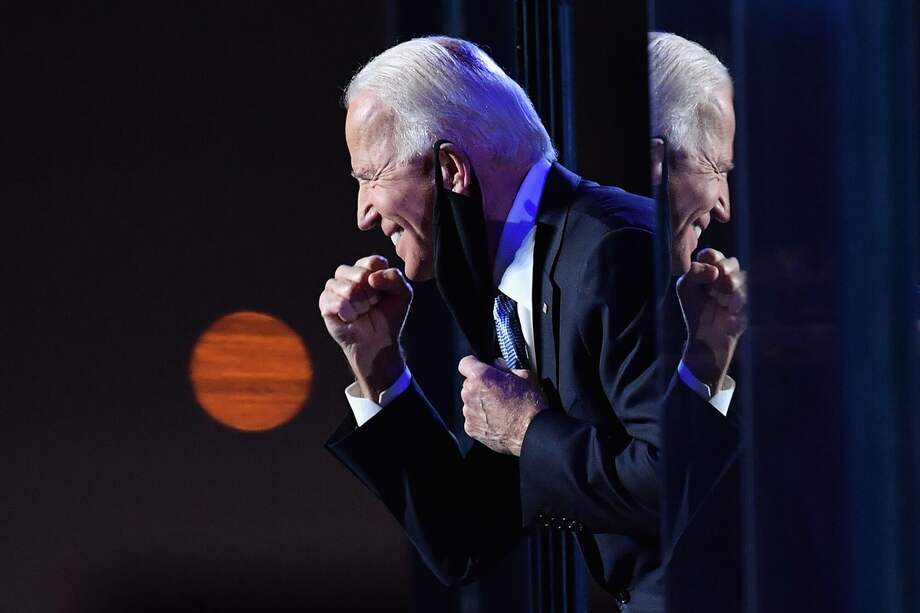 El presidente electo de EE. UU., Joe Biden, celebra después de pronunciar su victoria ante el presidente Donald Trump, Wilmington, Delaware, el 7 de noviembre de 2020.
