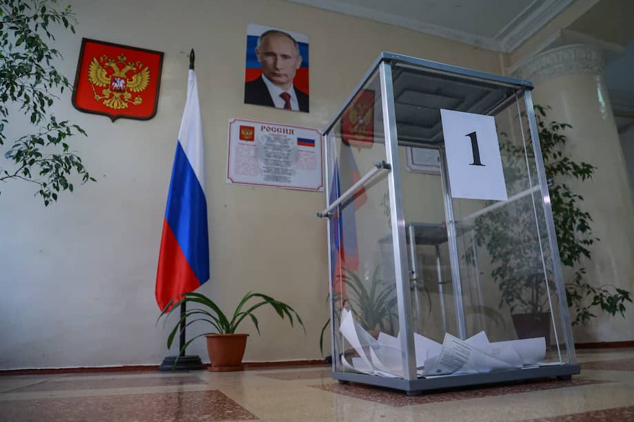 La foto del presidente Vladimir Putin y el escudo de Rusia estaban ubicados detrás de una urna de votación en Donetsk, territorio anexionado por Rusia en 2022.