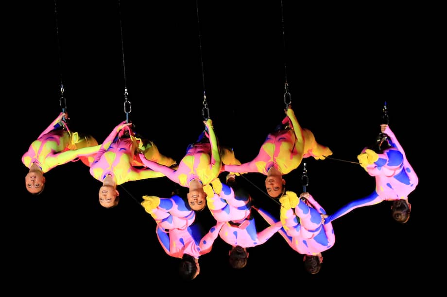 Integrantes de la compañía española, Zenit Aerial Ballet, se presentan en el espectáculo 'Nexus' durante la segunda edición del Festival Internacional de Artes Vivas (FIAV) en Bogotá.