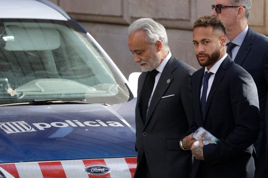 El delantero brasileño del París Saint Germain, Neymar da Silva (d), llega la Audiencia de Barcelona, donde declaró ante el tribunal, que juzga al futbolista, a sus padres y los expresidentes del FC Barcelona Sandro Rosell y Josep Maria Bartomeu, por presuntas irregularidades en el traspaso del internacional brasileño al club azulgrana en 2013.