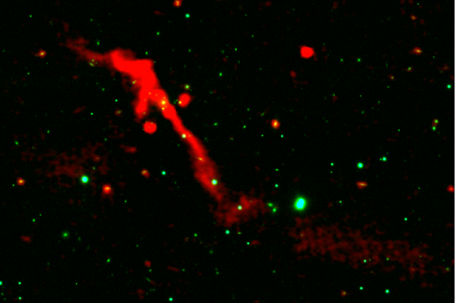 Esta imagen de J1007+3540 muestra un chorro interno compacto y brillante, lo que indica el despertar de lo que había sido un agujero negro supermasivo "dormido" en el corazón de la gigantesca galaxia de radio.