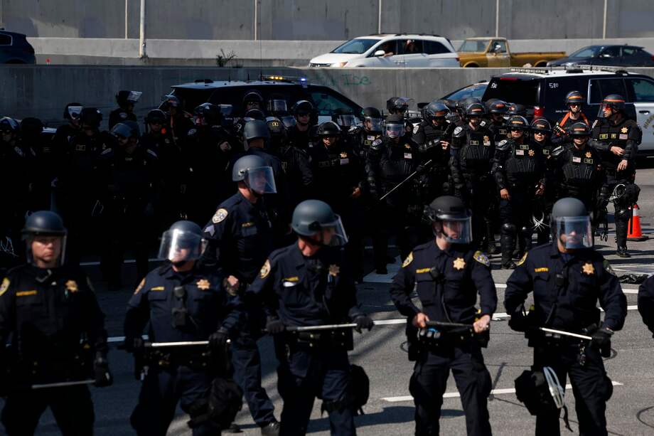 Agentes de la Patrulla de Carreteras de California (CHP) se encuentran en la autopista después de que los manifestantes accedieran a ella en Los Ángeles, California.