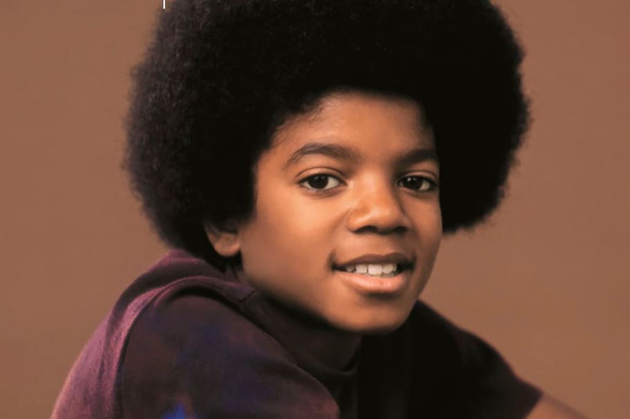 MADRID, 28/08/2026.- Los grandes primeros clásicos de Michael Jackson, incluyendo éxitos como 'ABC' o 'I'll be there' con los Jackson 5, se han recopilado en un solo vinilo, titulado 'The Definitive Collection LP', que sale a la venta este viernes, anunció Universal Music en un comunicado. Desde los grandes éxitos de The Jackson 5 hasta sus primeras canciones como solista, la colección reúne los temas esenciales de la primera época de Jackson, la mayoría incluidos en la banda sonora del filme 'Michael', un éxito que se ha convertido en la cuarta película más taquillera de este año. EFE/ Universal Music/SÓLO USO EDITORIAL/SÓLO DISPONIBLE PARA ILUSTRAR LA NOTICIA QUE ACOMPAÑA (CRÉDITO OBLIGATORIO)
