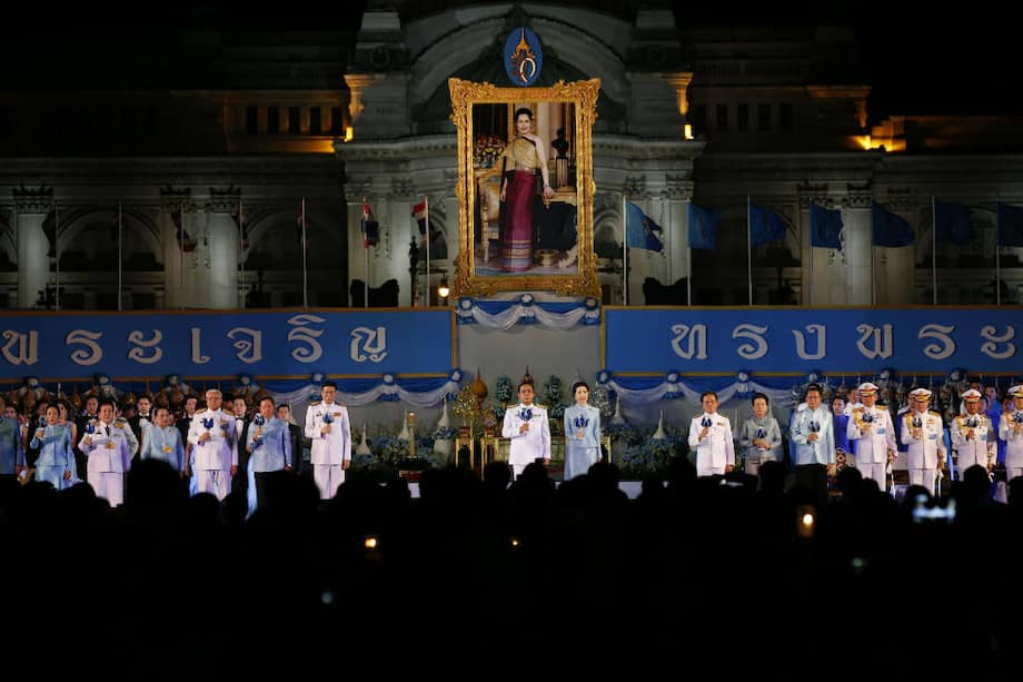 La familia real tailandesa rindió homenaje a la reina Sirikit por su cumpleaños. / EFE