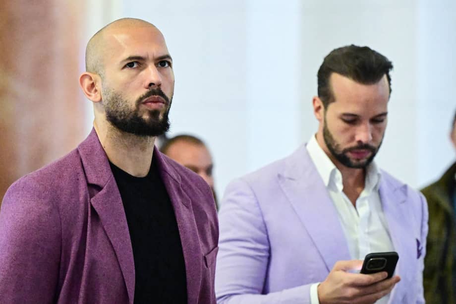 Andrew Tate (izq.) y su hermano Tristan Tate aparecen en el interior del Tribunal de Apelaciones de Bucarest, Rumania, el 10 de diciembre de 2024.