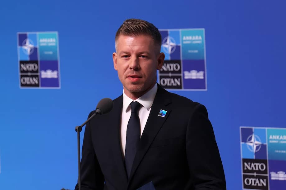 El primer ministro húngaro, Peter Magyar, habla con los medios de comunicación a su llegada a la cumbre de la OTAN de 2026 en Ankara.