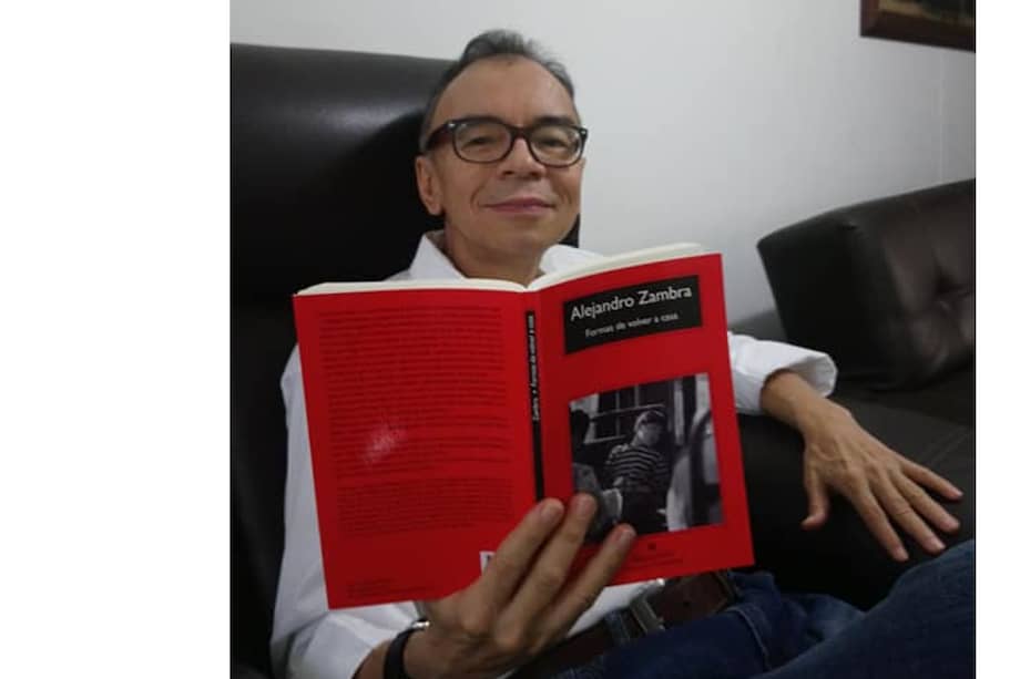 El profesor Alfonso Vargas Franco, leyendo la novela del escritor chileno Alejandro Zambra, "Formas de volver a casa".