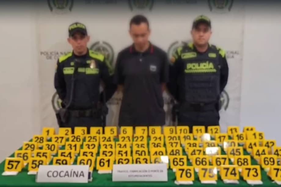 Este hombre, de 34 años, pretendía evadir los controles de ingreso al área internacional, pero gracias a la pericia y el seguimiento de cámaras, los policías lograron detenerlo en uno de los filtros con más de 5.800 dosis de este estupefaciente.