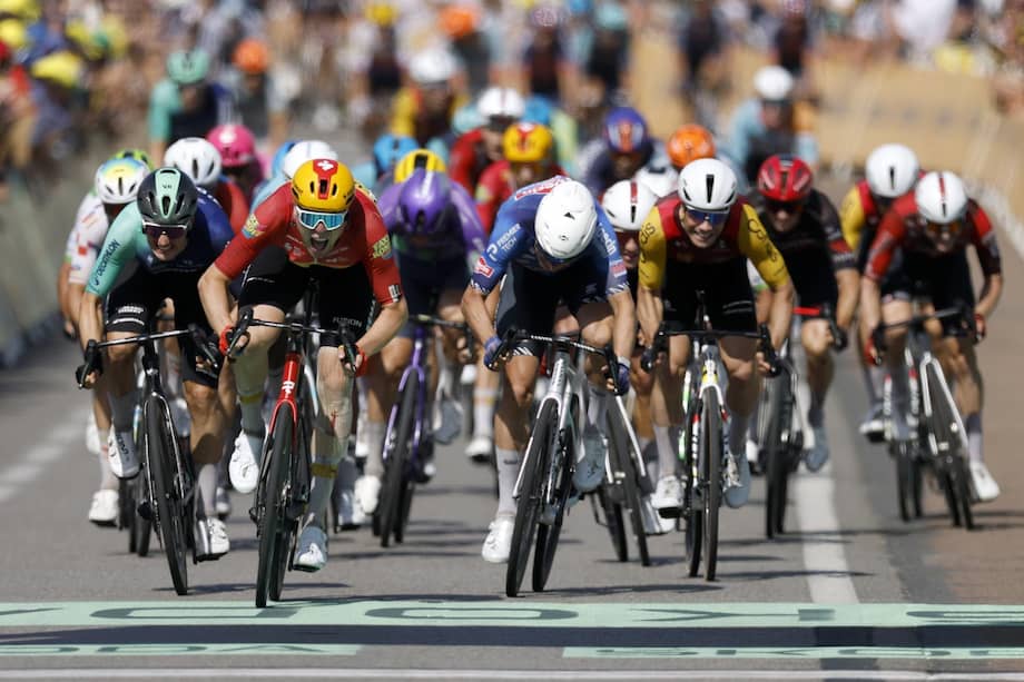 Ciclistas en el cierre de la etapa 11 del Tour de Francia 2026.