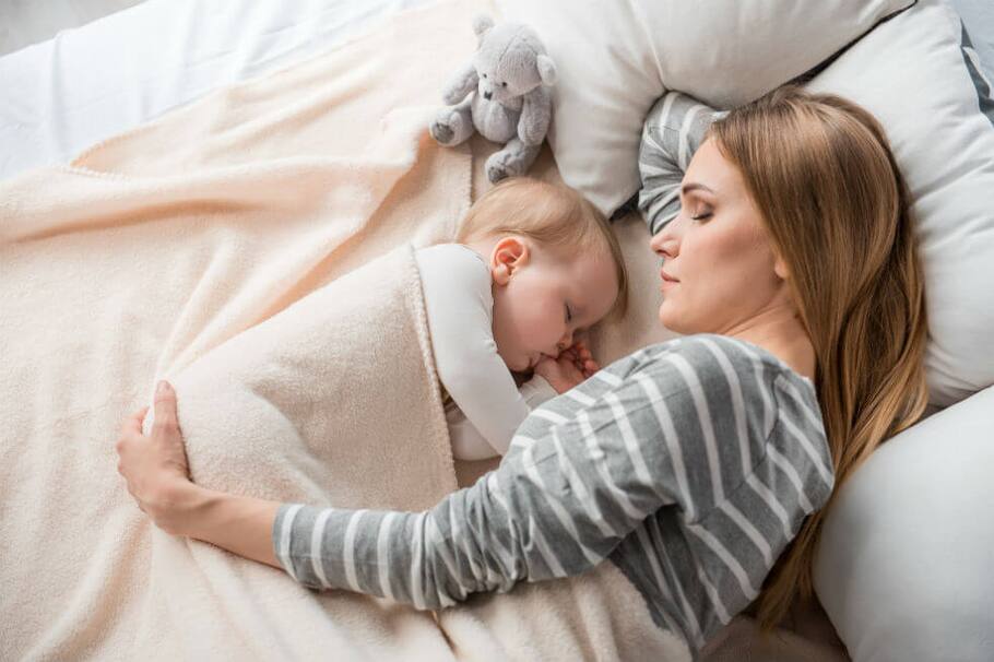 Todas las mamás deberían aprender a dormir con sus bebés