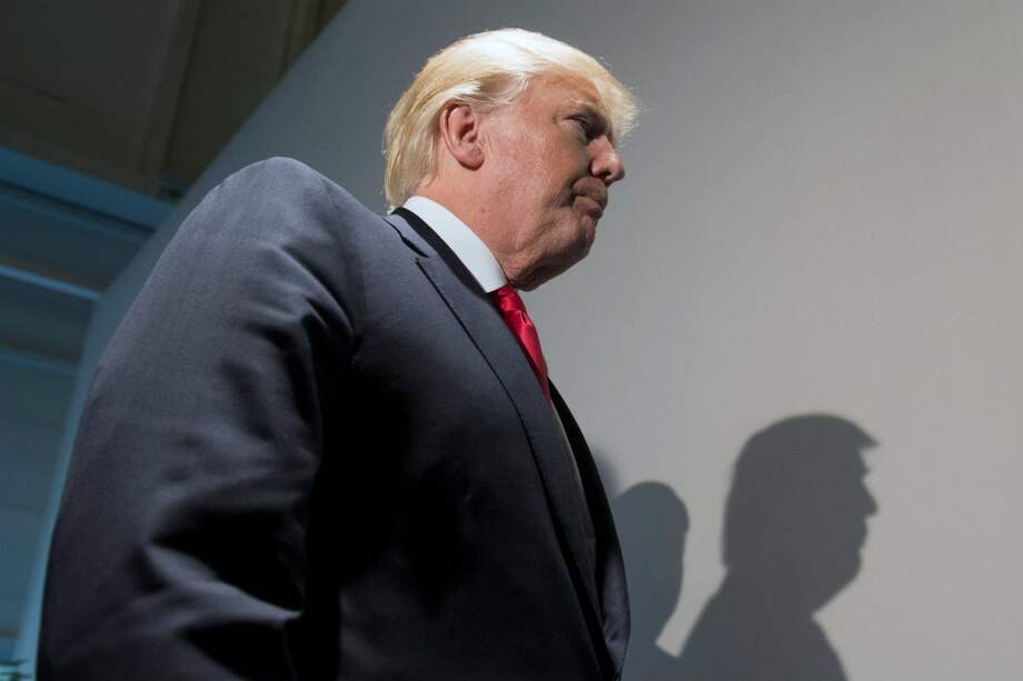 La idea es que un dólar más débil hará las exportaciones estadounidenses más competitivas, encareciendo al mismo tiempo los precios de importación y reduciendo en consecuencia el déficit comercial de la primera economía mundial, uno de los objetivos del presidente Donald Trump. / AFP