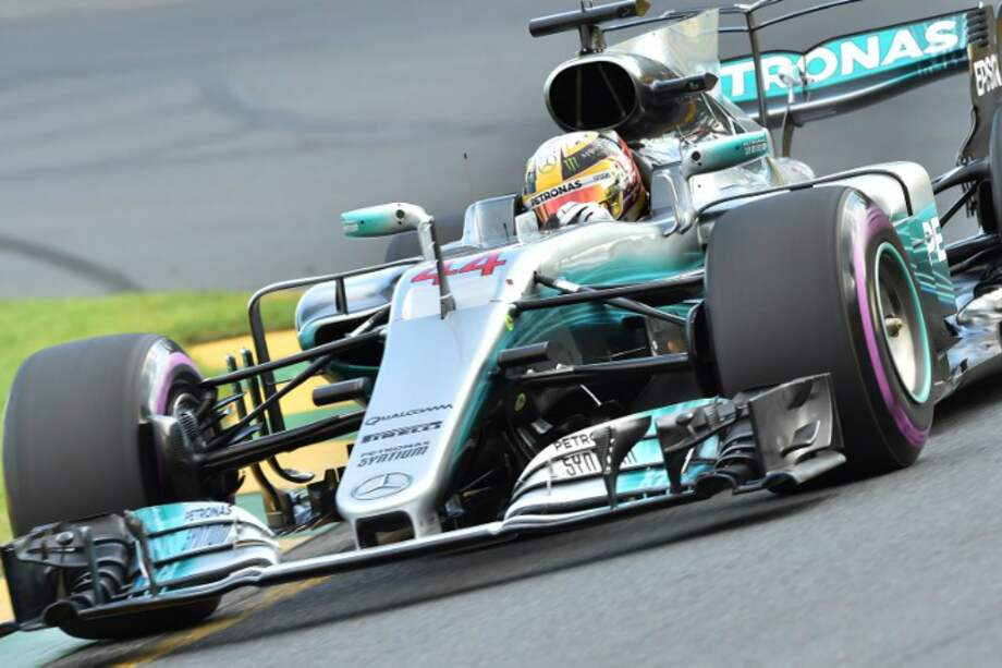 Lewis Hamilton conduce su Mercedes en la clasificación para el Gran Premio de Australia. / AFP