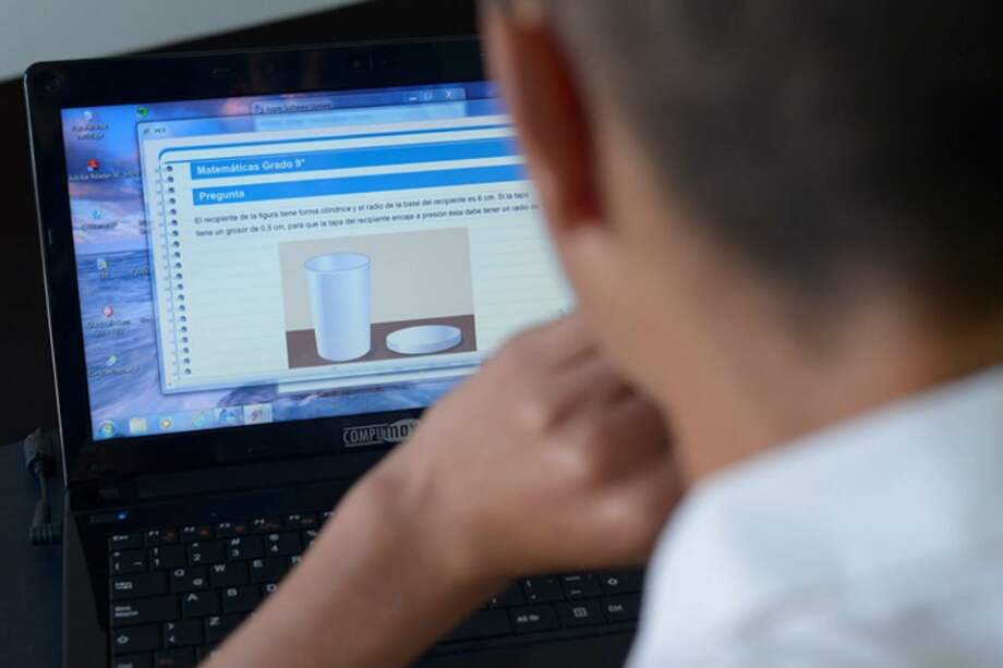 Dotar a alumnos con dispositivos electrónicos no basta para mejorar resultados: OCDE