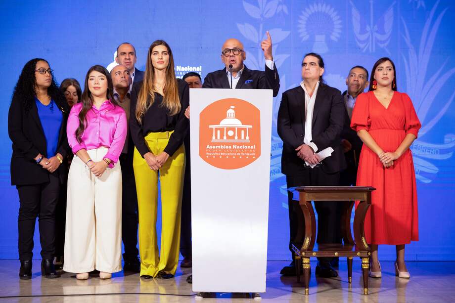 En Caracas, el presidente de la Asamblea Nacional de Venezuela, Jorge Rodríguez, habló durante una rueda de prensa en compañía del empresario colombiano Álex Saab.