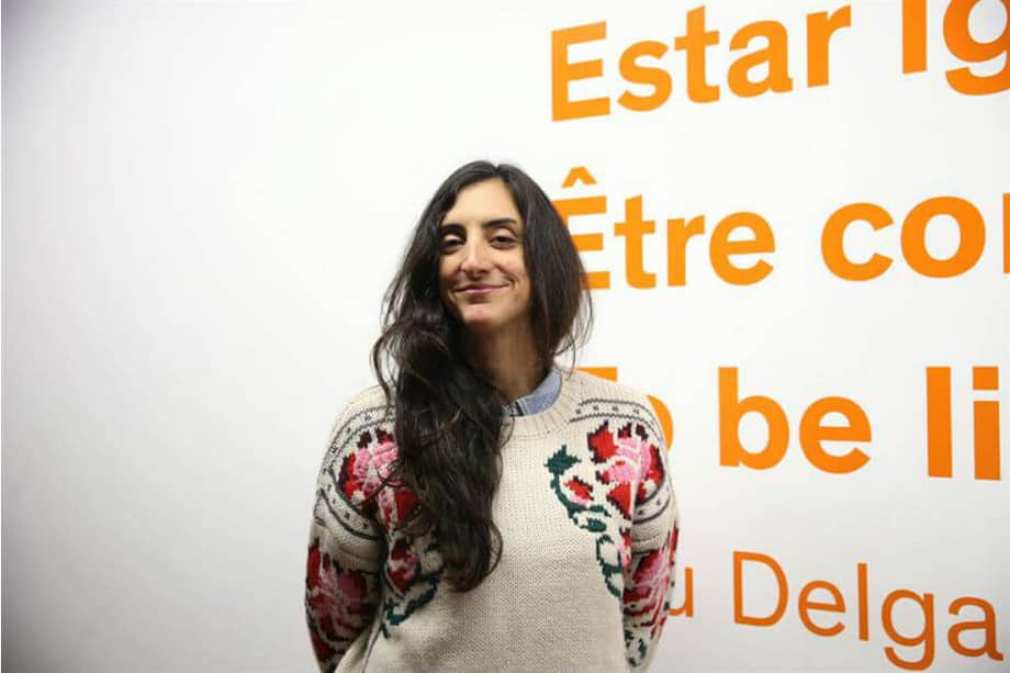 "Algunas personas me decían en esas conversaciones que de pronto hay una persona que todo el mundo dice que es muy linda y (la persona ciega dice) yo siento otra cosa cuando estoy con esa persona. Entonces ahí (se ve) qué otros sentidos tenemos y cómo experimentamos la vida también a través de otros sentidos", dice Delgado. / EFE