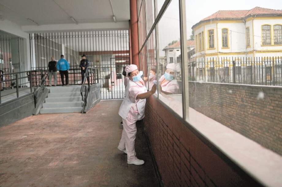 Acceso a la nueva zona de atención del San Juan. Al fondo, edificios por recuperar. / Fotos: Cristian Garavito