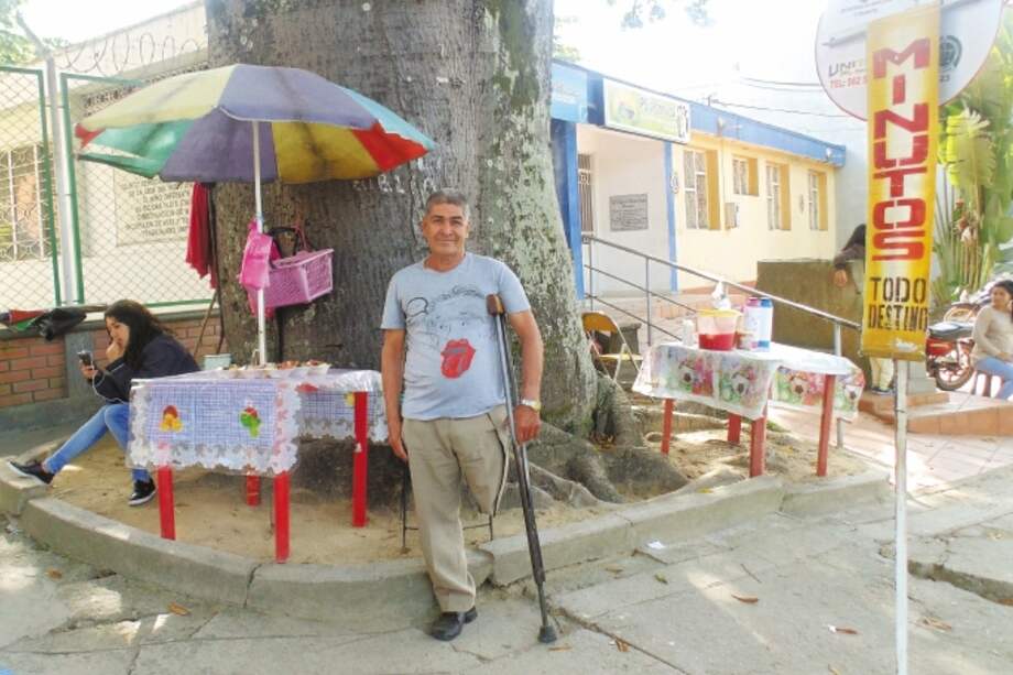 Don Jesús Salazar, víctima de las minas, trabaja en frente del hospital Emiro Quintero Cañizares vendiendo minutos de celular y ensaladas de frutas. / Karen Rodríguez