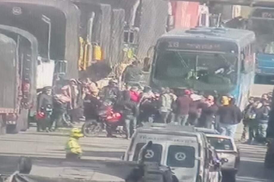 Camioneros bloquean la vía al llano exigiendo su apertura tras protestas en Guayabetal.