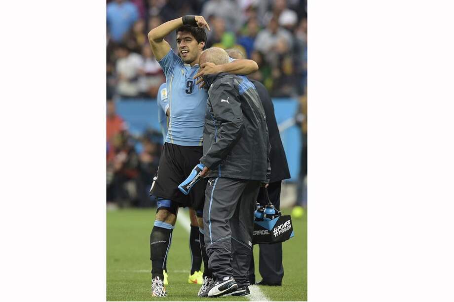 Tras su primer gol contra Inglaterra, Luis Suárez señala a Wálter Ferreira, el quinesiólogo que lo recuperó. / AFP