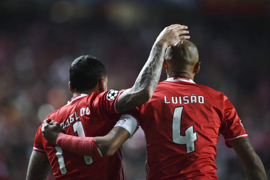 Mitroglou celebra junto a Luizao el gol de la diferencia. Foto: AFP