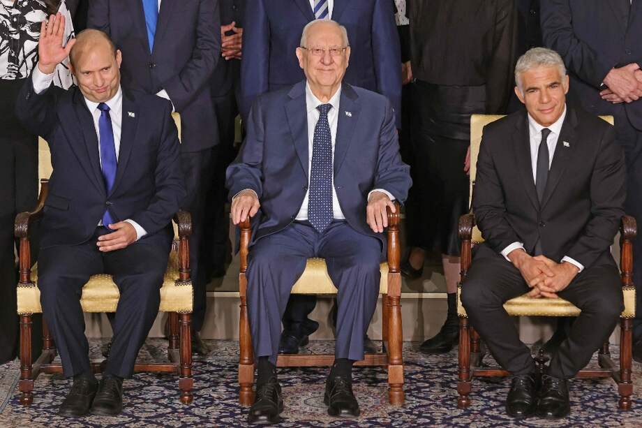 Según el acuerdo de coalición, Neftali Bennett (der), dirigirá esta frágil coalición de gobierno de Israel durante dos años. Luego cederá el cargo al centrista Yair Lapid (izq). En el centro el presidente saliente del país, Reuvin Rivlin.