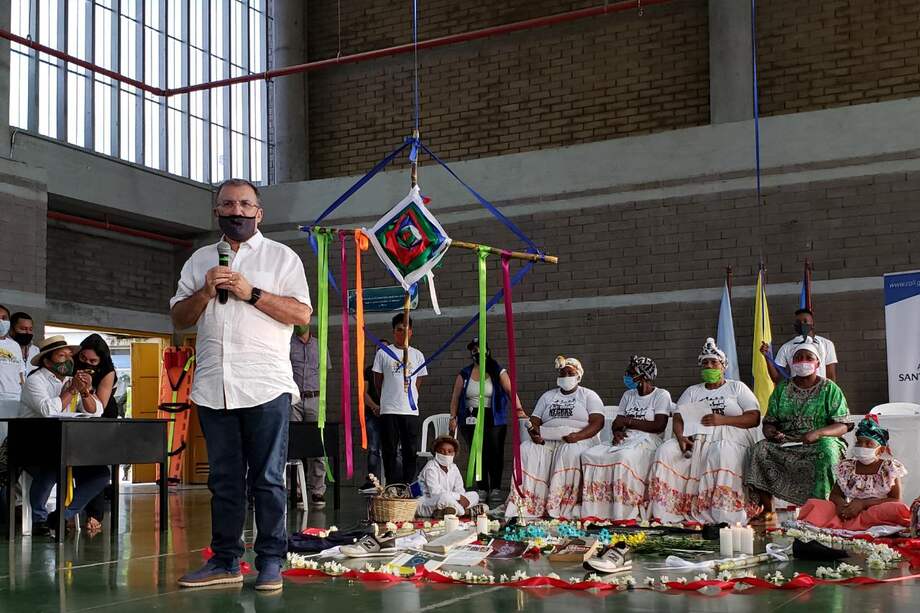 El senador Roy Barreras, copresidente de la Comisión de Paz del Senado, durante el acto homenaje a los niños asesinados.